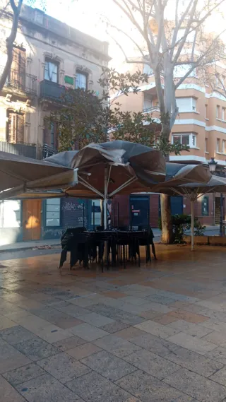Bar restaurante con terraza
