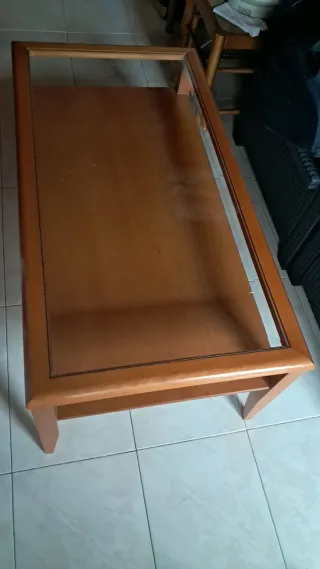 Mesa de centro madera y cristal.