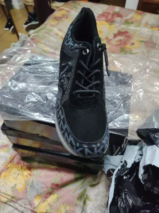 Zapatillas deportivas negras y grises