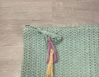 Bolso de mano tejido con flecos