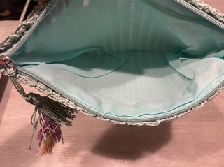 Bolso de mano tejido con flecos