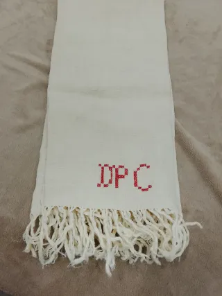 Asciugamano in canapa con iniziali rosse