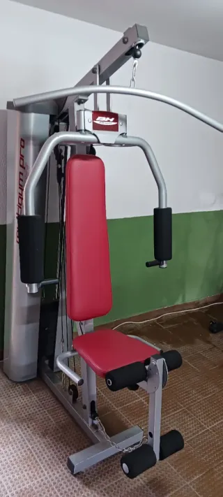 Gimnasio multifunción rojo y plateado