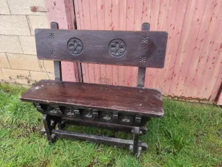 Banco antiguo artesanal de madera