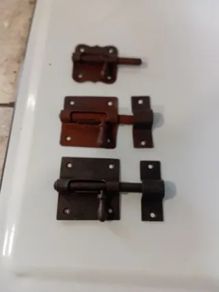 3 cerrojos antiguos de metal