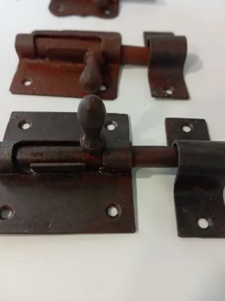 3 cerrojos antiguos de metal