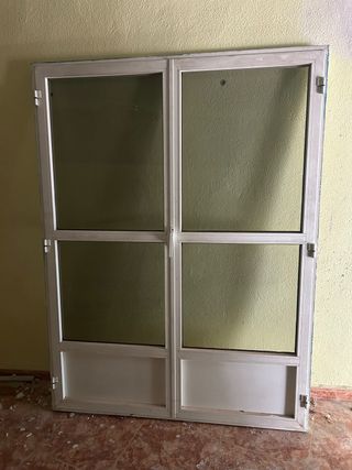 Ventanal de aluminio con vidrio 150mm ancho