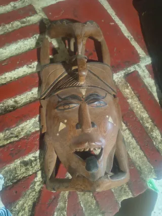 Máscara de madera artesanal tallada a mano.