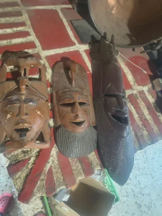 Máscara de madera artesanal tallada a mano.