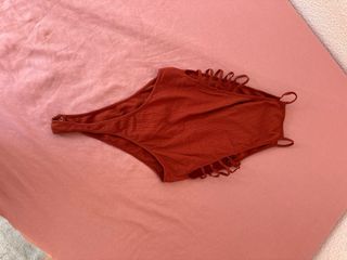 Body rojo con cordones a los costados