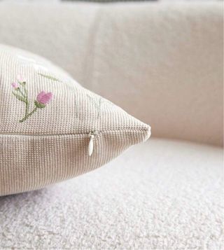 Funda Cojín 45x45cm Conejo Bordado