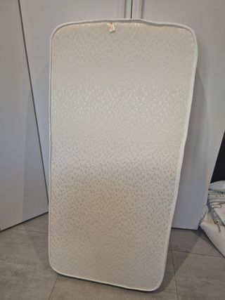 Cuna de bebé blanca