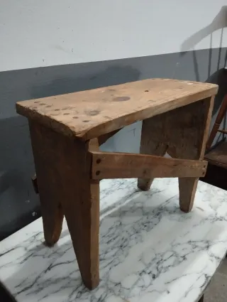 Banqueta antigua de madera