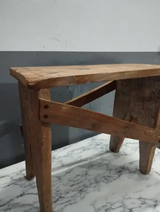 Banqueta antigua de madera