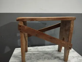 Banqueta antigua de madera