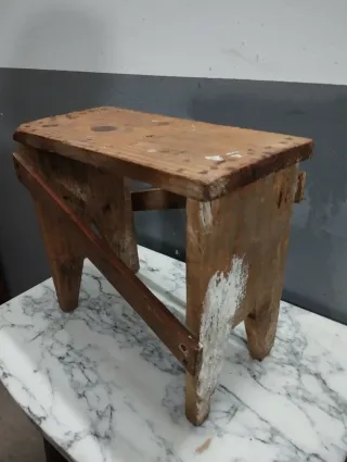 Banqueta antigua de madera