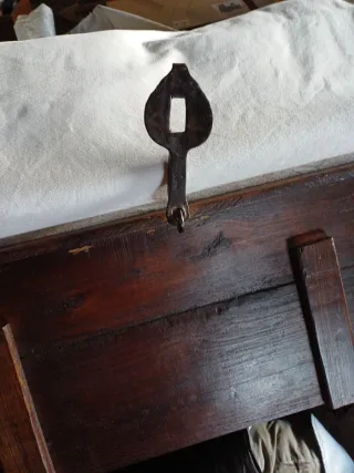 Baúl antiguo ferrado con chapa repujada