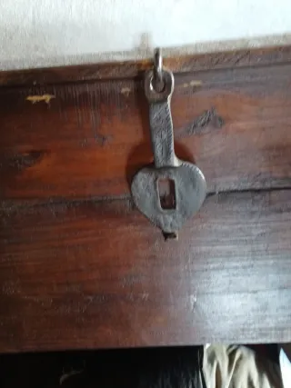 Baúl antiguo ferrado con chapa repujada