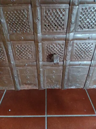 Baúl antiguo ferrado con chapa repujada