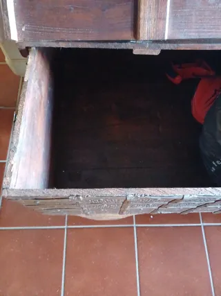 Baúl antiguo ferrado con chapa repujada