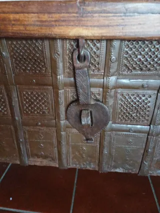 Baúl antiguo ferrado con chapa repujada