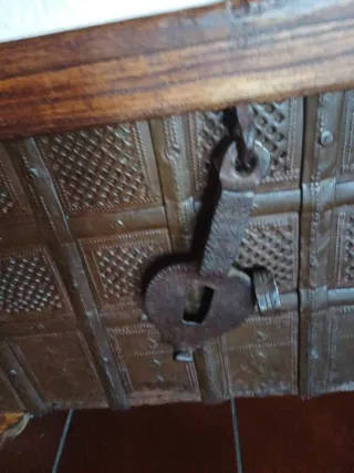 Baúl antiguo ferrado con chapa repujada