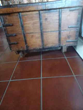 Baúl antiguo ferrado con chapa repujada