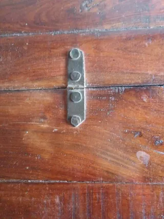 Baúl antiguo ferrado con chapa repujada