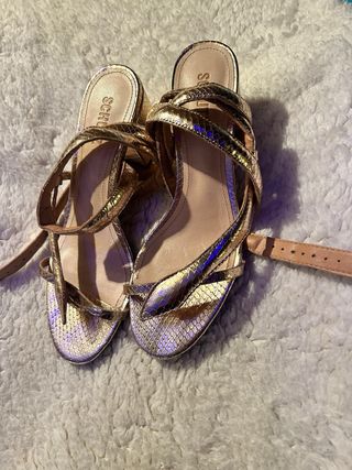 Sandalias doradas con tiras estilo serpiente.