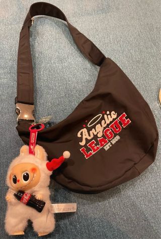 Bolso Bershka negro con peluche Coca-Cola