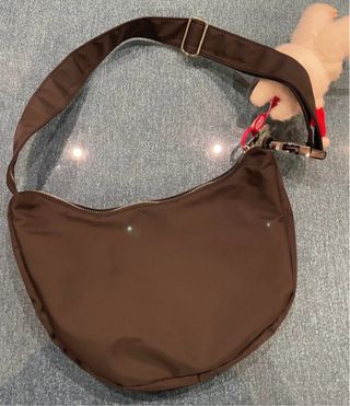 Bolso Bershka negro con peluche Coca-Cola