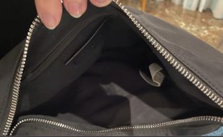 Bolso Bershka negro con peluche Coca-Cola