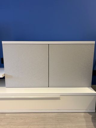 Muebles salón blanco y plateado