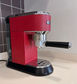 Cafetera DeLonghi Dedica Style Roja