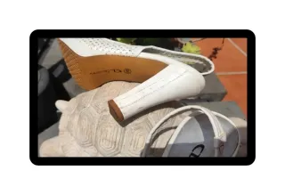 Sandalias CL by Laundry blancas caladas