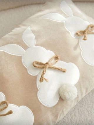 Funda para Cojín de 50x30cm.Bordado.Tres Conejos