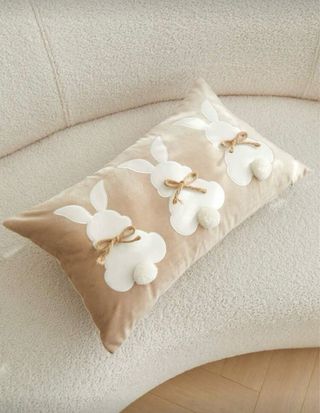 Funda para Cojín de 50x30cm.Bordado.Tres Conejos