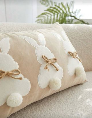 Funda para Cojín de 50x30cm.Bordado.Tres Conejos