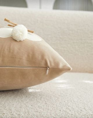 Funda para Cojín de 50x30cm.Bordado.Tres Conejos