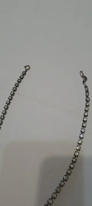 Collana color argento con punti luce