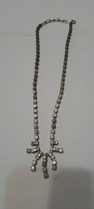 Collana color argento con punti luce