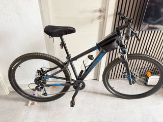 Bicicleta de montaña negra