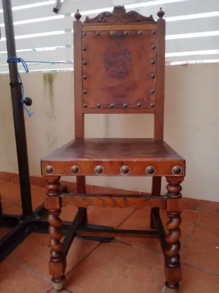 Sillas de piel y madera estilo clásico