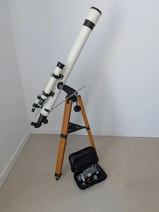 Telescopio astronómico con trípode de madera