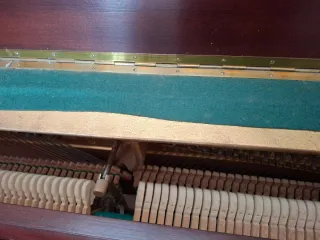 Piano Vertical J. Schiller Madera