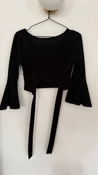 Blusa negra brillante manga acampanada