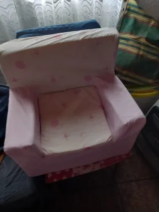 Sofá infantil rosa con estampado