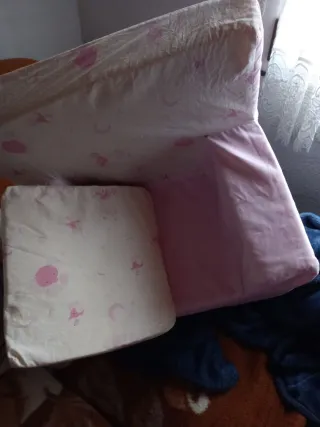 Sofá infantil rosa con estampado