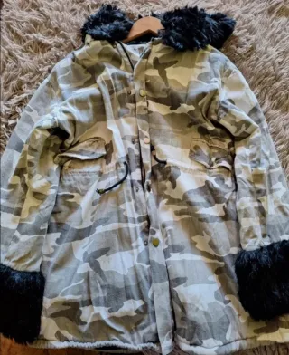 Parka Camuflaje con Forro Negro y Puños