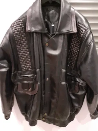 Chaqueta de piel negra